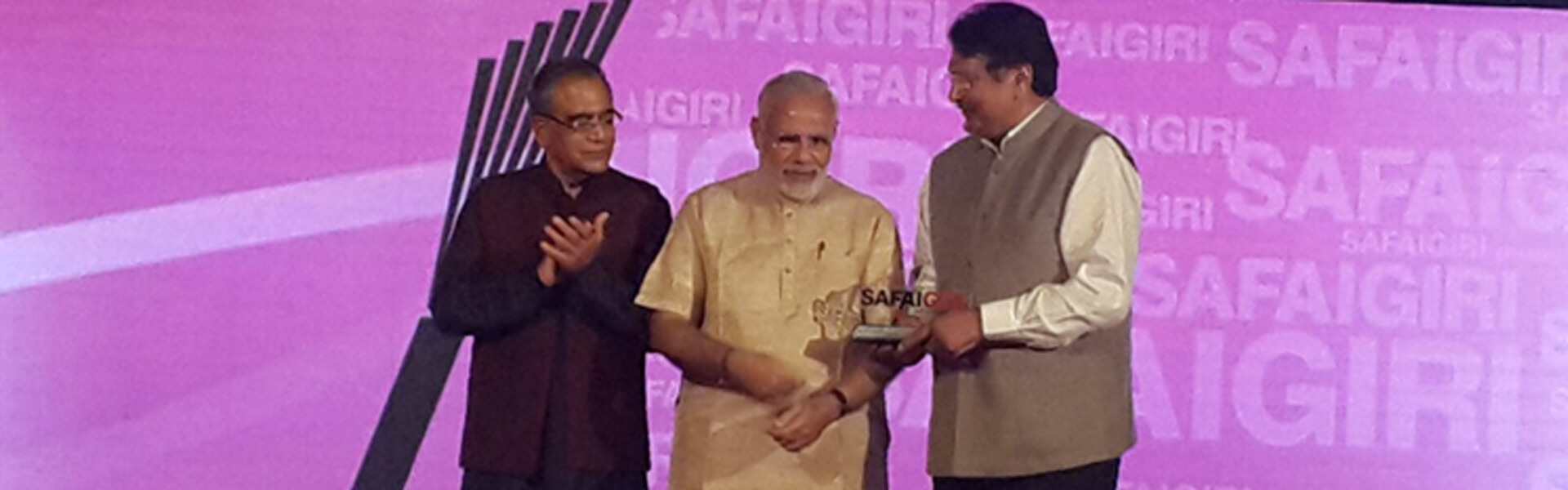 receiving-award-from-narendra-modi
